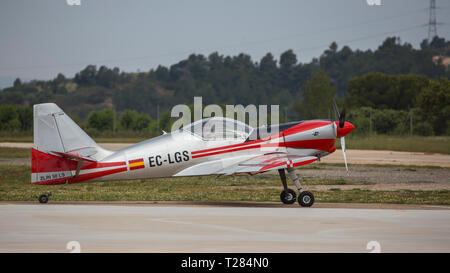 Akrobatische Spanien Meisterschaft 2018, Requena (Valencia, Spanien) Oct 2018, Pilot Fabio Velásquez, Flugzeug Zlin Z-50. Stockfoto