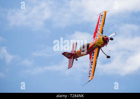 Akrobatische Spanien Meisterschaft 2018, Requena (Valencia, Spanien) Oct 2018, Pilot Cástor Fantoba, Flugzeug Sukhoi 26 - M. Stockfoto