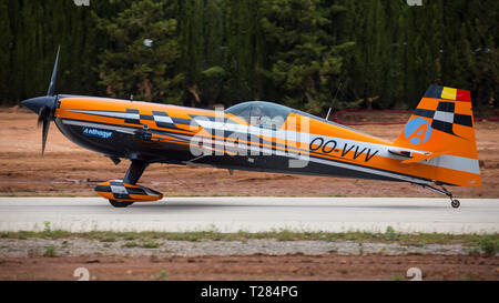 Akrobatische Spanien Meisterschaft 2018, Requena (Valencia, Spanien) Oct 2018, Pilot Àlex Balcells, Flugzeug Extra 330SC. Stockfoto