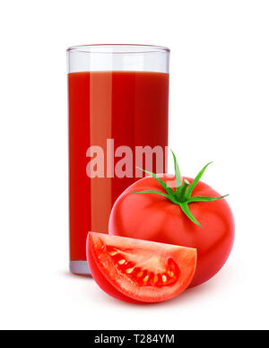 Glas Tomatensaft und schneiden Tomaten auf weißem Hintergrund mit Freistellungspfad isoliert Stockfoto