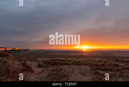 St Anne's Pier, einem viktorianischen Pier, bei Sonnenuntergang im Englischen Badeort St Annes-on-the-Sea, Lytham St Annes, Lancashire, Großbritannien Stockfoto