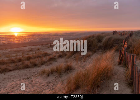 St Annes Strand und Dünen bei Sonnenuntergang, Lytham St Annes, Lancashire, Großbritannien Stockfoto