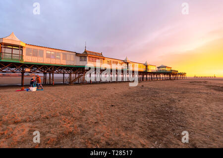 St Anne's Pier, einem viktorianischen Pier, bei Sonnenuntergang im Englischen Badeort St Annes-on-the-Sea, Lytham St Annes, Lancashire, Großbritannien Stockfoto