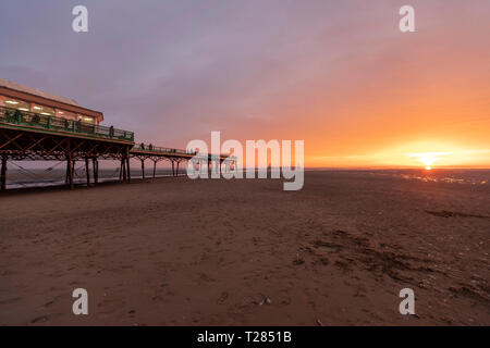 St Anne's Pier, einem viktorianischen Pier, bei Sonnenuntergang im Englischen Badeort St Annes-on-the-Sea, Lytham St Annes, Lancashire, Großbritannien Stockfoto