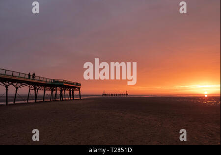 St Anne's Pier, einem viktorianischen Pier, bei Sonnenuntergang im Englischen Badeort St Annes-on-the-Sea, Lytham St Annes, Lancashire, Großbritannien Stockfoto