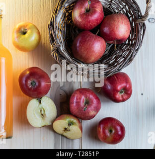 Apfelsaft in einer Glasflasche mit einer natürlichen Schlamm. Frische rote Äpfel. Stockfoto