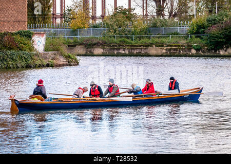 Haus Mühle Gezeiten Wassermühle Teil der drei Mühlen in Bromley durch Bogen über den Fluss Lee, London, England, Großbritannien Stockfoto