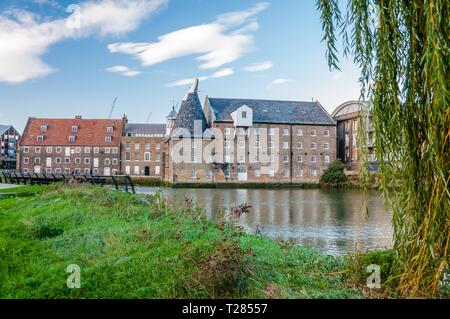 Haus Mühle Gezeiten Wassermühle Teil der drei Mühlen in Bromley durch Bogen über den Fluss Lee Stockfoto