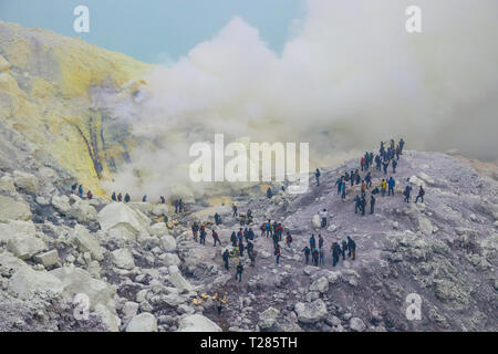 Blick auf den Kawah Ijen Krater und überfüllt mit Touristen und mit giftigen sulferic Gase, die sich aus der Unterseite. Java, Indonesien. Stockfoto