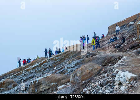 Blick auf den Kawah Ijen Krater und überfüllt mit Touristen und mit giftigen sulferic Gase, die sich aus der Unterseite. Java, Indonesien. Stockfoto