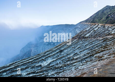 Blick auf den Kawah Ijen Vulkan mit giftigen Gasen, die sich aus der Unterseite des Kraters. Java, Indonesien. Stockfoto