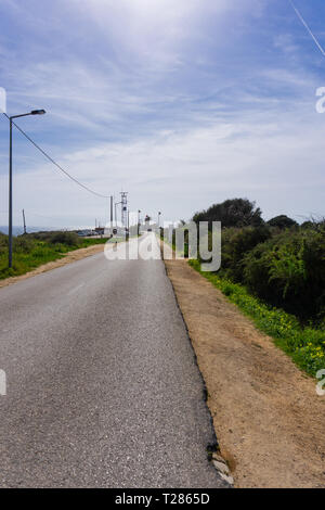 Auf der Suche leere Straße in Ponta da Piedade, Portugal zu Leuchtturm Stockfoto