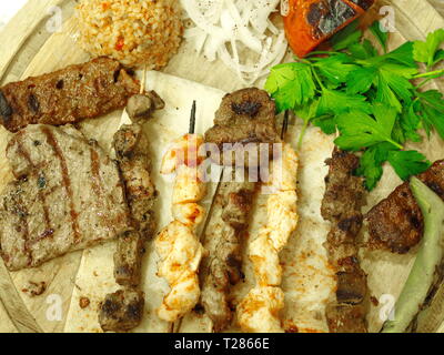 Gemischte gegrillte türkische Kebabs. berühmten Fleischgerichte aus der Türkei Stockfoto