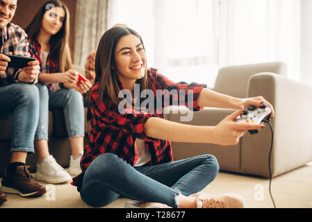 Gerne Freunde mit Joysticks spielt Video Console zu Hause. Die Gruppe von Gamern Videospiel spielen, Spieler ein Wettbewerb Stockfoto