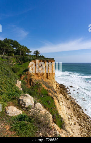 Sandsteinfelsen Wanderung in Ponta da Piedade zu Praia Do Canavial Stockfoto