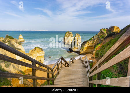 Holztreppe hinab zum privaten Strand Bucht mit schönen Sandstein Türme in Ponta da Piedade, Portugal Stockfoto