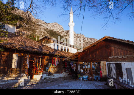 Kruja, Durres, Albanien: eine gepflasterte Gasse im 17. Jahrhundert alten Basar lokal bekannt als Derexhiku. Das minarett der osmanischen Merat Beut Mos Stockfoto