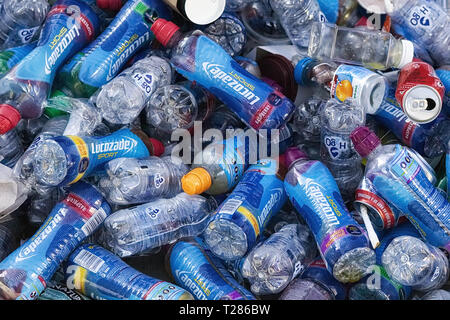 Plastikflaschen nach dem Halbmarathon in London verworfen Stockfoto