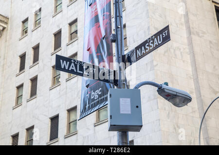 Schilder an der Wall Street und Nassau Street in New York City Stockfoto