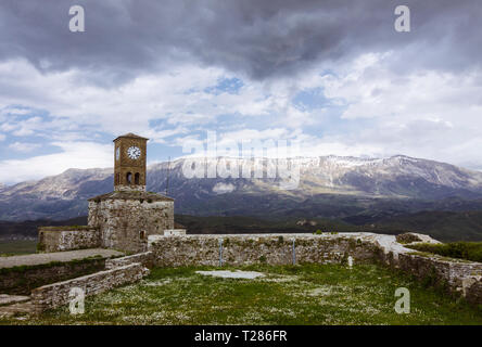 In Pogradec, Albanien: Clock Tower der Gjirokastër Festung mit Mali i Gjere Berge im Hintergrund. Vor dem 12. Jahrhundert, die Cas Stockfoto