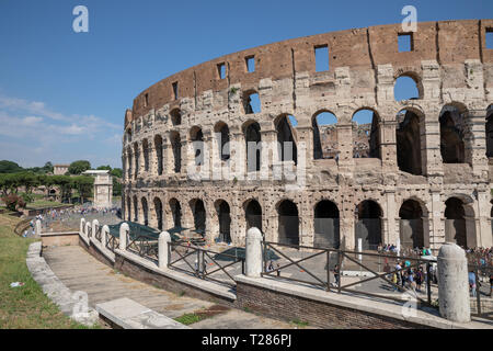 Rom, Italien, 20. Juni 2018: Panoramablick auf die Außenseite des Kolosseums in Rom. Tag Sommer mit Blau und sonnigen Himmel Stockfoto
