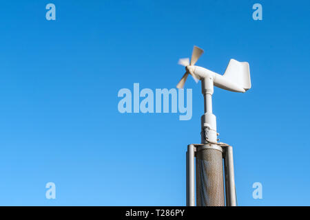 Intelligente Landwirtschaft und intelligente Bauernhof Technologiekonzept. Rotierenden Flügelrad Anemometer, ein meteorologisches Instrument zur Messung der Windgeschwindigkeit und solar c Stockfoto