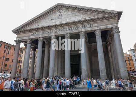 Rom, Italien, 21. Juni 2018: Panoramablick auf äußere des Pantheon, auch als Tempel aller Götter bekannt. Es ist eine ehemalige römische Tempel, jetzt ein Chur Stockfoto