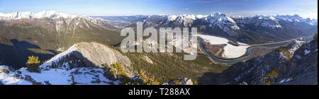 Weiten Panoramablick auf die Landschaft der schneebedeckten Berggipfel und das Bow River Tal in Alberta Ausläufer der kanadischen Rocky Mountains in der Nähe von Banff National Park Stockfoto