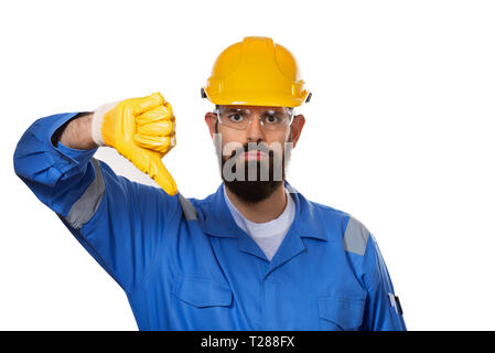 Portrait Architekt Builder in transparenten Schutzbrille. Bärtiger Mann Arbeiter in harten Hut mit Verärgerten Gesicht zeigt Abneigung mit Daumen nach unten, Ablehnung c Stockfoto