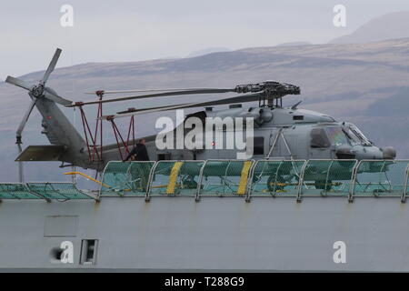 N -976, eine Sikorsky MH-60R Seahawk vom Royal Danish Navy betrieben, an Bord KDM Absalon bei ihrer Ankunft während der Übung gemeinsame Krieger 19-1. Stockfoto