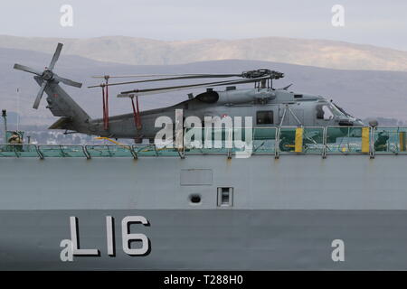 N -976, eine Sikorsky MH-60R Seahawk vom Royal Danish Navy betrieben, an Bord KDM Absalon bei ihrer Ankunft während der Übung gemeinsame Krieger 19-1. Stockfoto