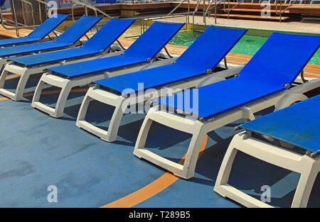 Blue Pool Liegestühle auf einem Kreuzfahrtschiff Stockfoto