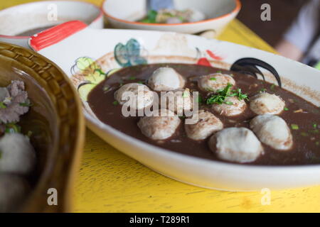 Asiatische Ei Nudeln mit frikadelle Verdicken Suppe. Stockfoto