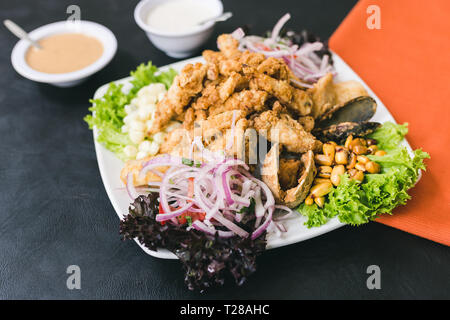 Gelee mit peruanischen Sauce und Knoblauch Sauce gemischt Stockfoto
