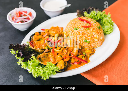 Reis mit Meeresfrüchten, peruanische Sauce und Knoblauch Sauce Stockfoto