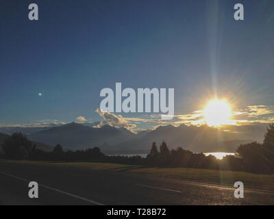 Sonnenuntergang am Lake Manapouri, Fiordland National Park, South Island, Neuseeland Stockfoto