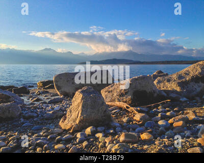 Rocky Beach am Lake Manapouri im Süden, Fiordland National Park, South Island, Neuseeland Stockfoto