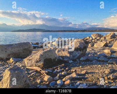 Rocky Beach am Lake Manapouri im Süden, Fiordland National Park, South Island, Neuseeland Stockfoto