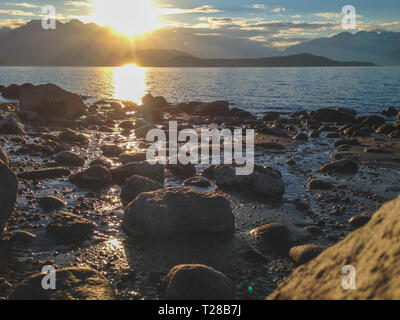 Rocky Beach am Lake Manapouri im Süden, Fiordland National Park, South Island, Neuseeland Stockfoto