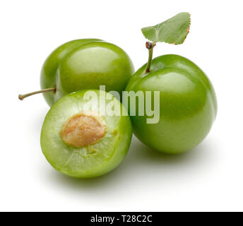 Frische grüne Pflaumen mit Blatt auf weißem Hintergrund Stockfoto