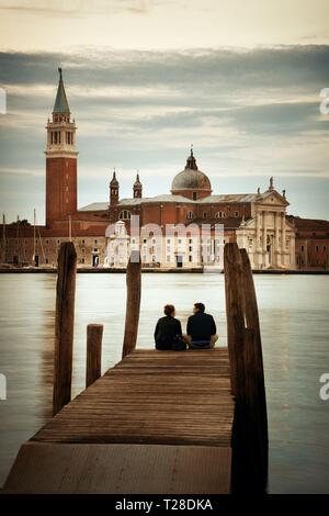 Liebhaber vor der Kirche San Giorgio Maggiore in Venedig, Italien. Stockfoto