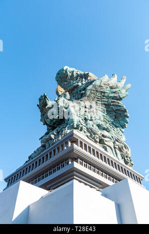 Die GWK, Bali/Indonesien - 10/30/2018 Menschen bewundern, der Gott der Garuda Wisnu Reiten an (GWK) Garuda Wisnu Kencana Cultural Park - Bali Stockfoto