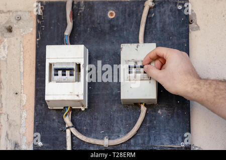 Elektriker prüfen oder prüfen Sie die elektrische Anlage Leistungsschalter auf Power Distribution Panel. Stockfoto