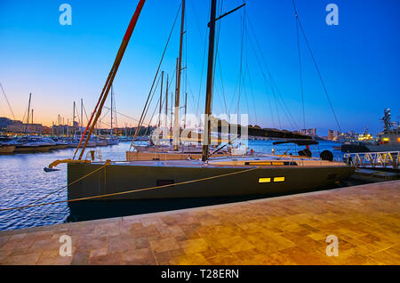 Die angenehmen abendlichen Spaziergang entlang der Küste von Valletta Marina mit Blick auf modernen Yachten, entlang der Werften, Malta festgemacht. Stockfoto