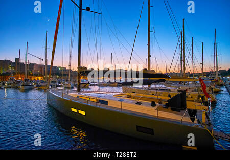 Valletta Marina ist der beste Ort für einen romantischen Spaziergang mit Blick auf die malerische Segelyachten, helle Sonnenuntergang Himmel und dunklen welligen Gewässern des Mediterran Stockfoto