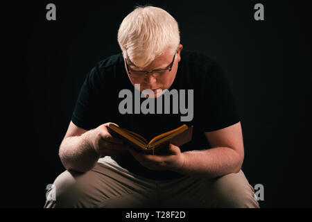 Mann mit offenen Buch in den Händen. Literatur, Wissen, Konzept lesen Stockfoto