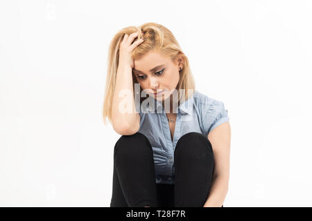 Traurig und Depression junge blonde Frau isoliert auf Weiss. Stockfoto