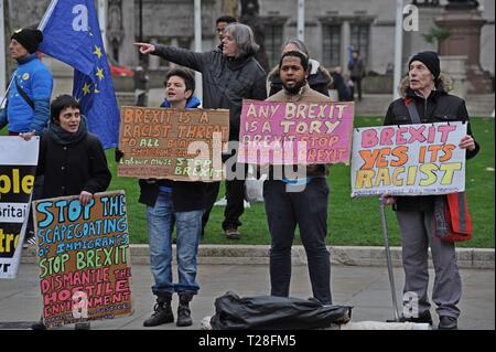 Bleiben und gegen rassistische Tierschützer halten Plakate in Parliament Square, Westminster für sinnvolle Abstimmung des Parlaments 15. Januar 2019 Stockfoto