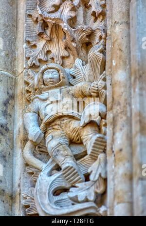 Astronaut geschnitzt an der Fassade der Kathedrale von Salamanca in Spanien. Stockfoto