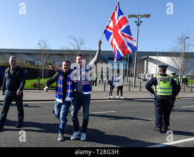 Rangers Fans kommen im Stadium vor der Ladbrokes Scottish Premier League Spiel im Celtic Park, Glasgow. Stockfoto